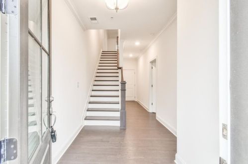 6528 Beacon Dr, Atlanta GA  30328-4204 exterior