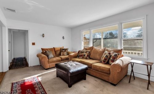 44 School St, Califon, NJ 07830-4340