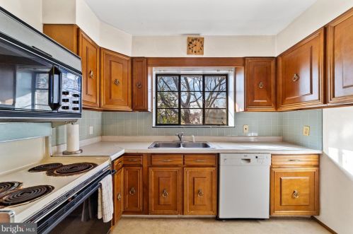 147 Lake Dr, Gloucester, NJ 08030-2664