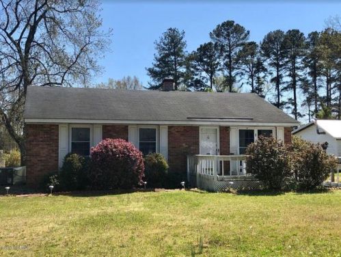 902 Nicholson St, Clinton, NC 28328-2957