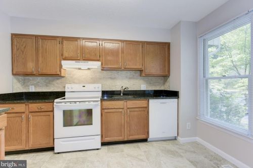 1657 Oak Spring Way, Herndon VA  20190-4922 exterior