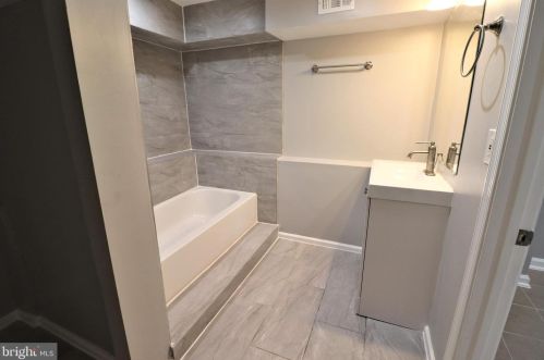 8005 Lake Pleasant Dr, Springfield VA  22153-3005 exterior