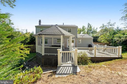 6808 Houndmaster Rd, Springfield VA  22152-2715 exterior