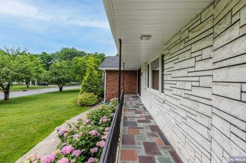 676 Kingsbridge Ln, Ridgewood, NJ 07450-2009