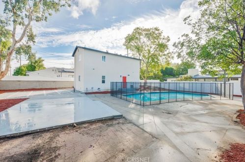 7960 Amestoy Ave, Van Nuys CA  91406-1603 exterior