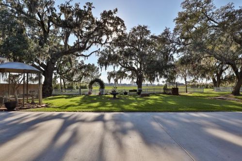 638 Wagon Wheel Trl, Angleton TX 77515-2733 exterior