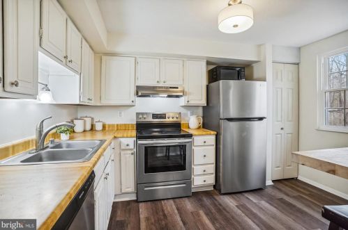 8675 Hickory Ridge Ct, Springfield VA  22153-3703 exterior