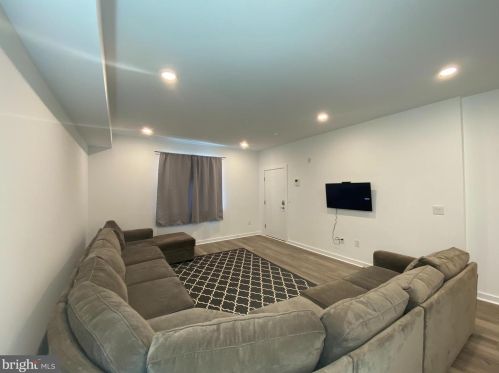 317 41st St, Philadelphia, PA 19104-2233