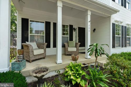 203 Lake View Way, Leesburg, VA 20176-2040