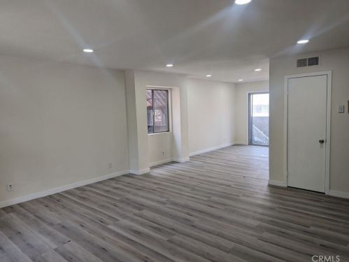 9414 Moonbeam Ave, Van Nuys CA  91402-1351 exterior