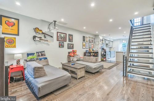 515 Mercy St, Philadelphia, PA 19148-2532