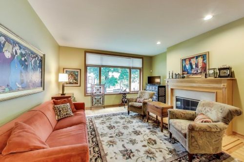 1338 Henderson St, Chicago, IL 60657-1406