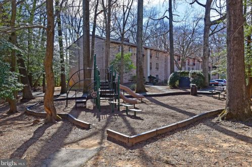 2236 Castle Rock Sq, Herndon, VA 20191-2216
