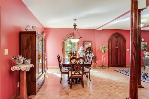 8901 Maple Ave, Willowbrook IL 60527-6469 exterior