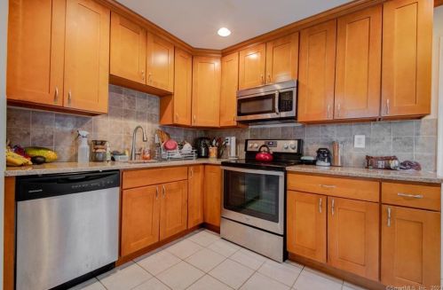 95 Oxford Dr, Hartford, CT 06118-2644