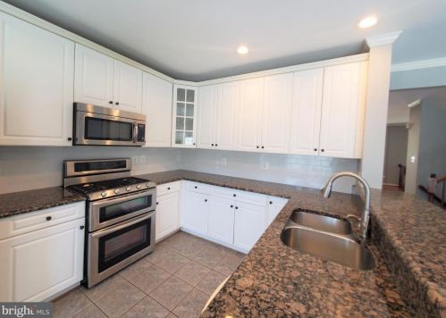 1967 Logan Manor Dr, Herndon VA  20190-3273 exterior