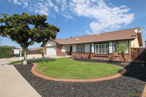 1032 Circle Dr, Escondido, CA 92025-4511