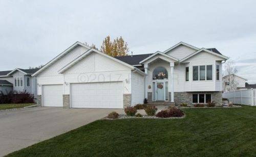 3331 45th Ave, Fargo, ND 58104-6657