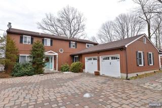 5 Club House Rd, Bloomingdale, NJ 07403-1403