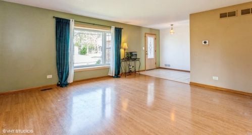 820 Niagara St, Carol Stream, IL 60188-1429