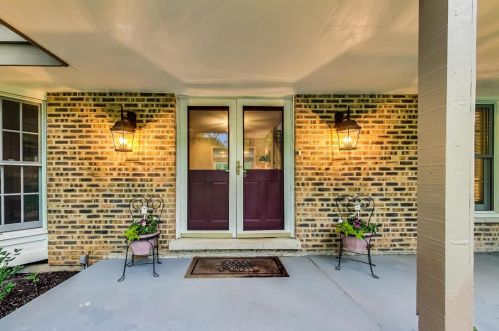 8 Dukes Ct, Half Day, IL 60069-3309