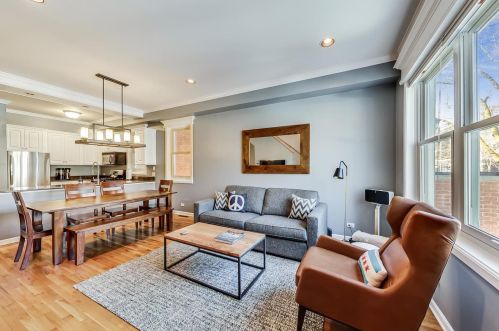 1327 Roscoe St, Chicago, IL 60657-1413