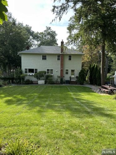 331 Wastena Ter, Ridgewood, NJ 07450-2325
