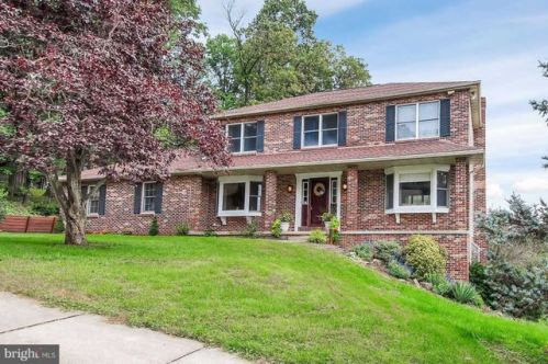 1825 Deamerlyn Dr, York, PA 17406-7059