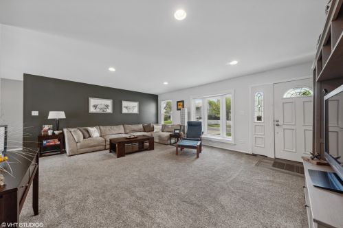1012 Kenilworth Dr, Wheeling, IL 60090-3918