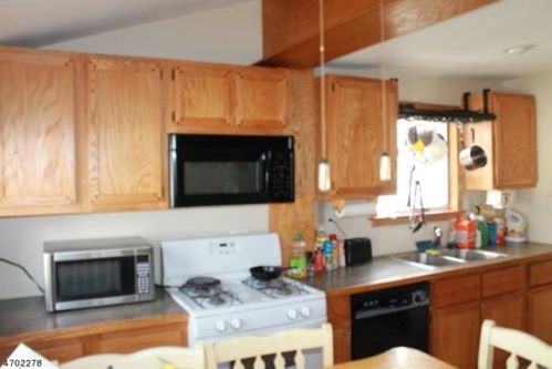 9 Hamilton St, Fredon, NJ 07860-1803