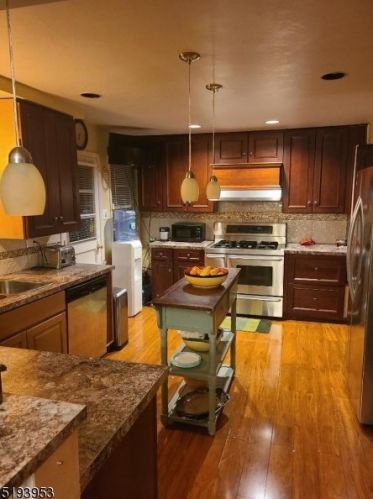 23 Devonshire Ter, Town Center, NJ 07052-2707