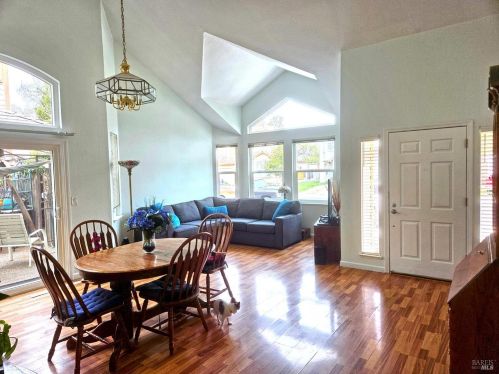 318 Oak Valley Dr, Vacaville, CA 95687-5101
