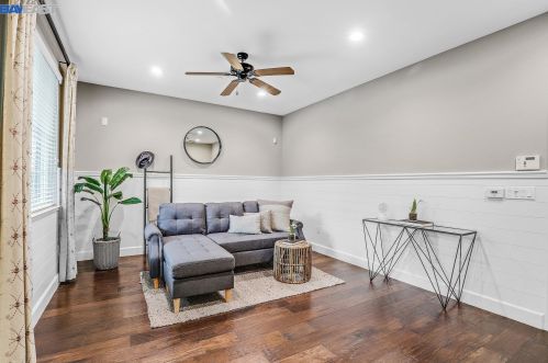 7001 Mariposa Ln, Pleasanton, CA 94568-2569