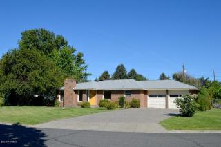 104 Shamrock Dr, Yakima, WA 98908-3024