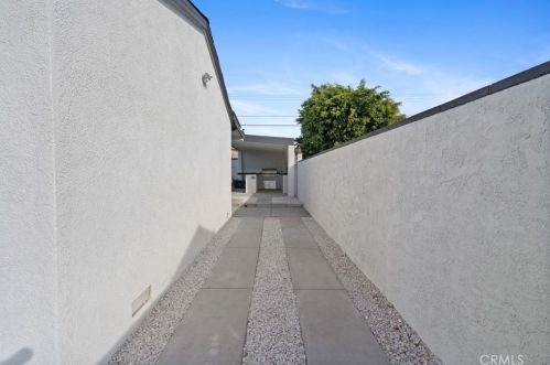 300 Brookhurst St, Anaheim CA  92801-5608 exterior