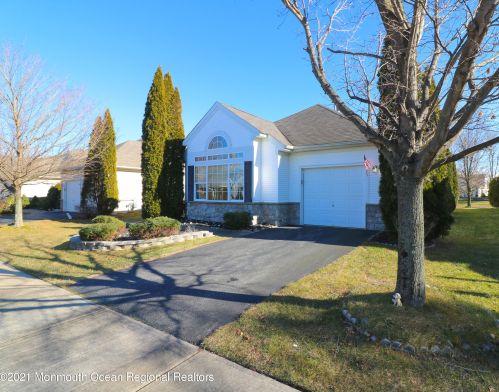 11 Arcadia Dr, Lakehurst, NJ 08759-6160