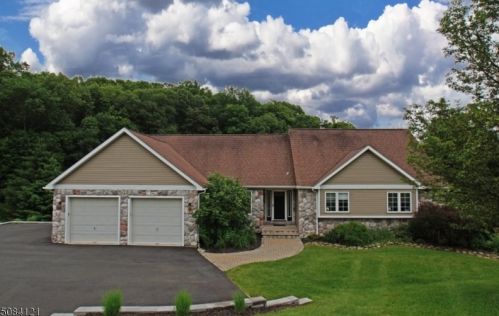 22 Voight Ln, Lafayette, NJ 07848-3132
