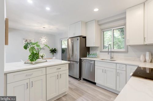 2337 Emerald Heights Ct, Herndon VA  20191-1749 exterior