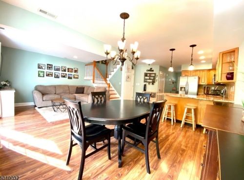 22 Helen Way, Berkeley Heights, NJ 07922-1542