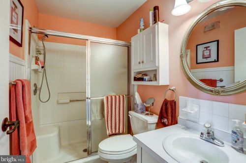 48 Valleybrook Dr, Lancaster PA  17601-4618 exterior