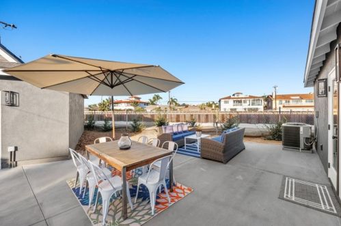 9261 Christine Dr, Huntington Beach CA  92646-8355 exterior