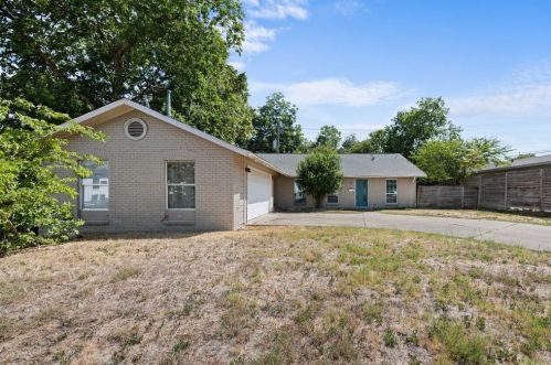 2011 Cheshire Dr, Austin TX  78723-3208 exterior