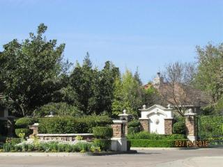 6141 Alexis Dr, Fresno, CA 93722-3242