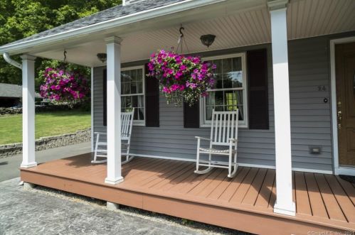24 Pleasant St, Chester, CT 06412-1105