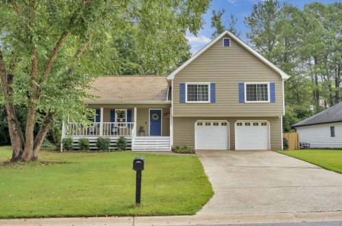 761 Simmons Mine Cir, Buford, GA 30518-6240