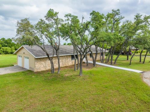 101 Retha Dr, Mount Sharp, TX 78620-3428