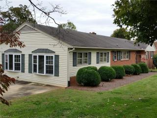 301 Sweetbriar Dr, Lexington, NC 27295-2121