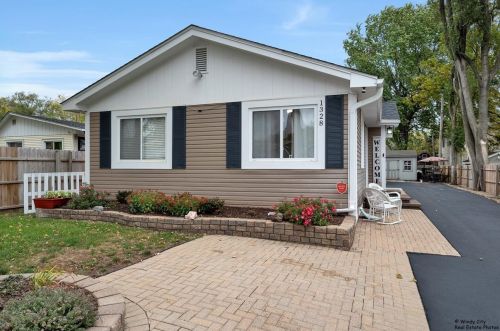 1328 Union St, Boulder Hill, IL 60538-1870