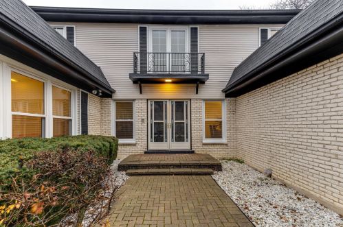 1020 Summit Dr, Bannockburn IL  60015-1823 exterior