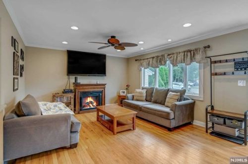 302 Danny Ln, Rockleigh, NJ 07647-1402